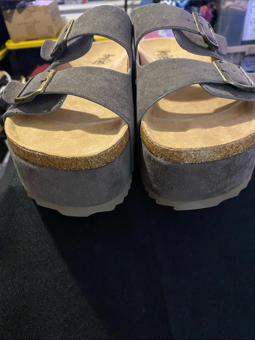 HEY GIRL BY CORKYS WANNABE WO SIZE 11 GRAY FAUX SUEDE SLIP ON WEDGE SANDAL